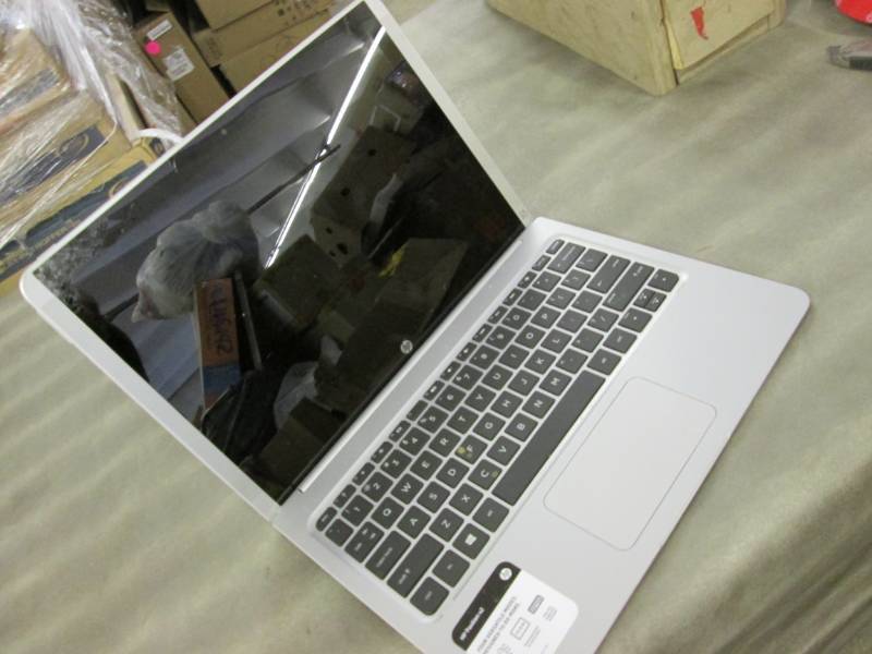 lot 190 image: HP Tablet checked, cracked screen u...