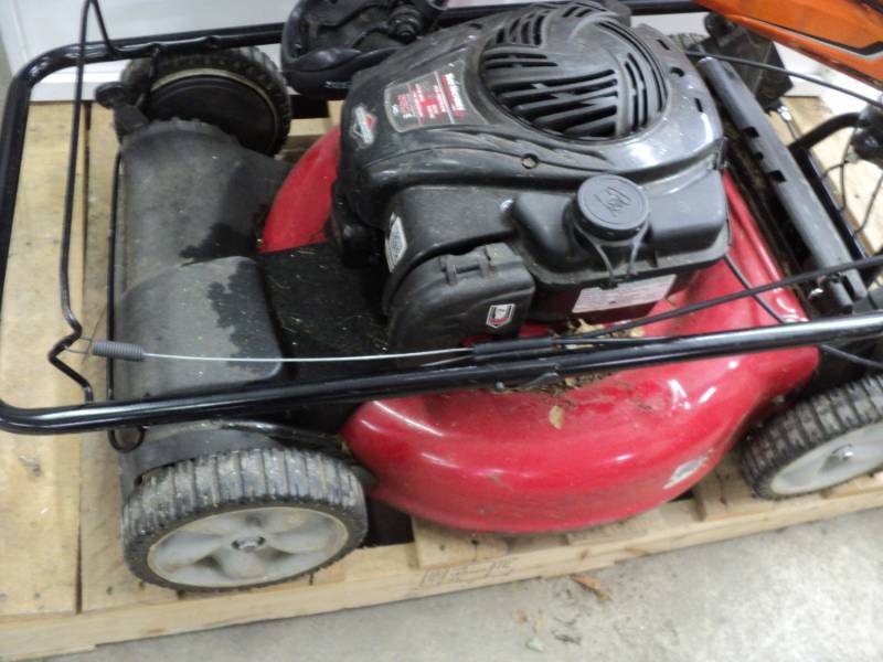 lot 6 image: Yard Machine Self Propeller 21 Bri...