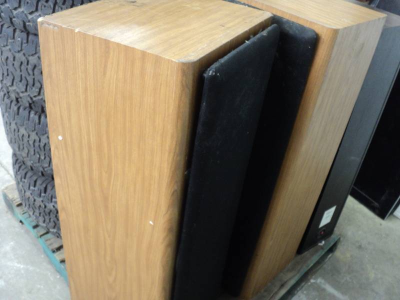 lot 9 image: 2 - Technic 3 way Speaker System...