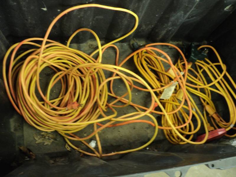 lot 16 image: 4 Extension Cords, various lengths ...