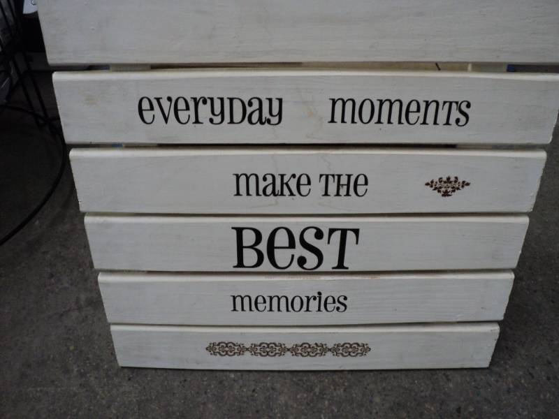 lot 21 image: Everyday Sign 18 x 17...