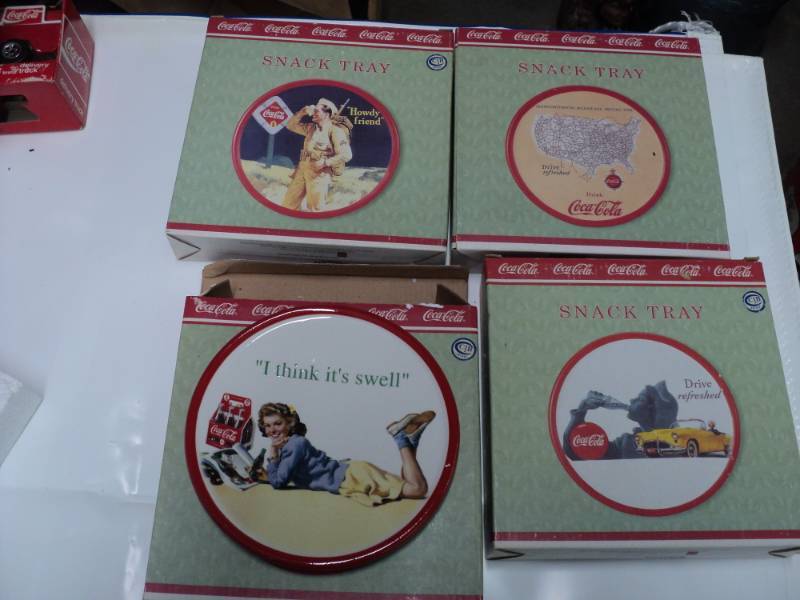 lot 54 image: 4 Snack Trays new in box...