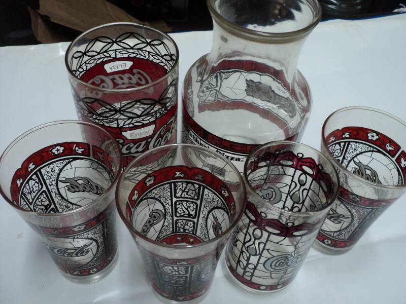 lot 77 image: Coca Cola Juicer and 5 Glasses...