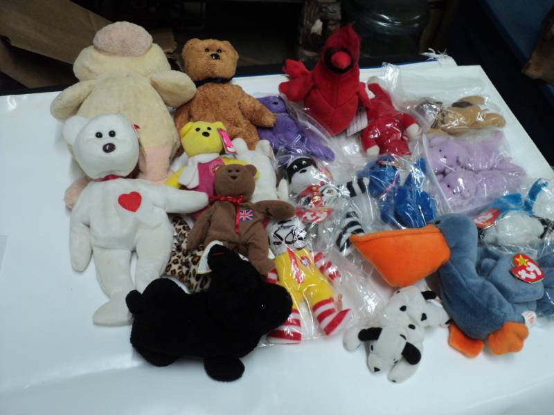 lot 81 image: Beanies  ...