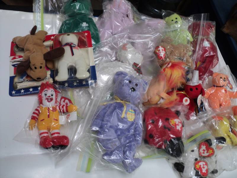 lot 87 image: Beanies...