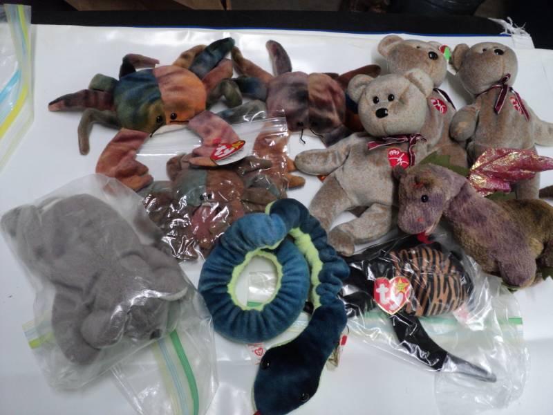 lot 88 image: Beanies...