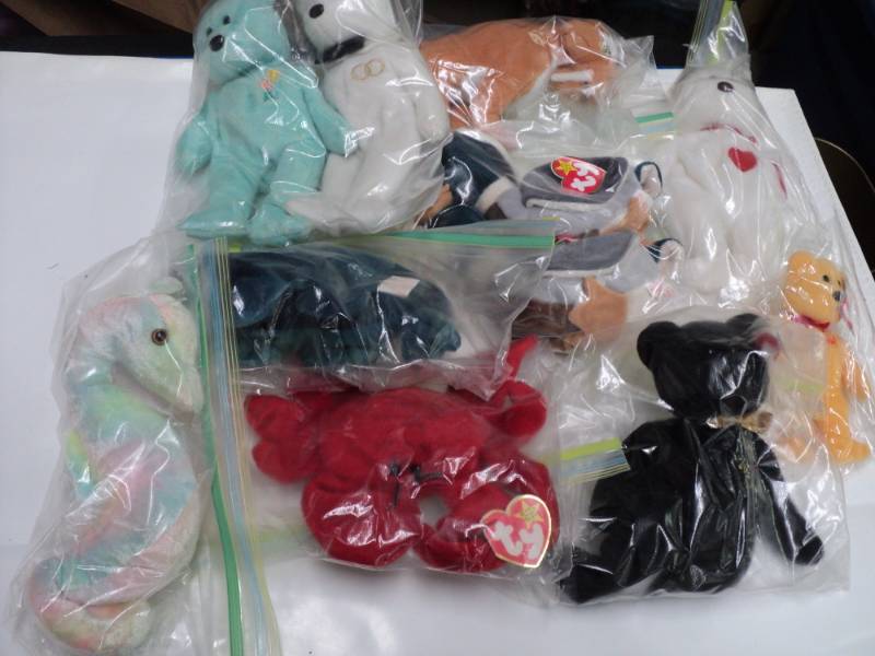 lot 89 image: Beanies...