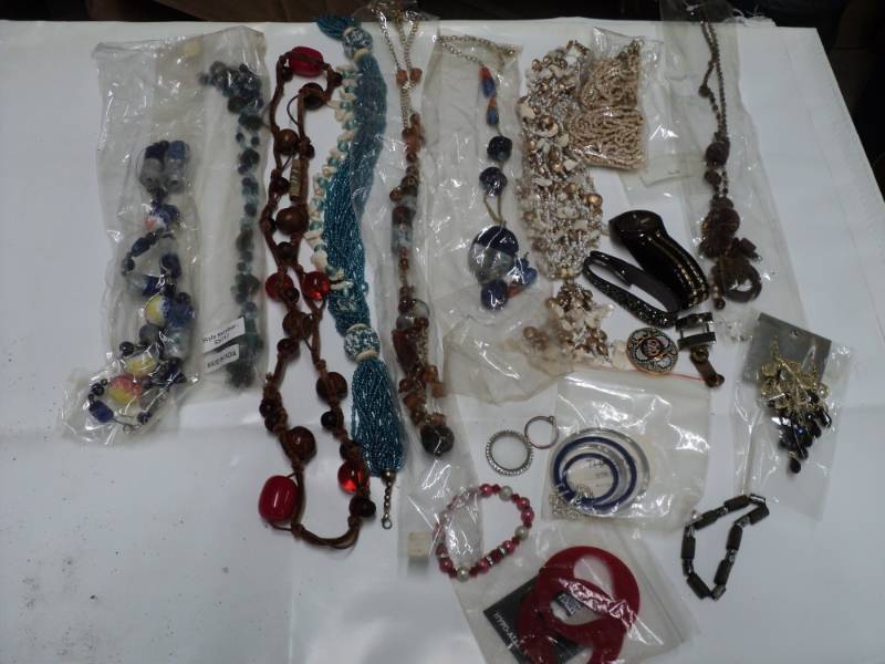 lot 103 image: Jewelry Made in India...