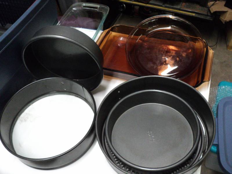 lot 131 image: Cookware and small tote storage in ...