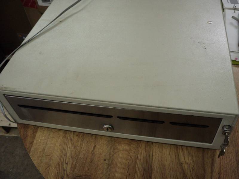 lot 164 image: 19 x 18x 5 12 Lockable Metal Cash...