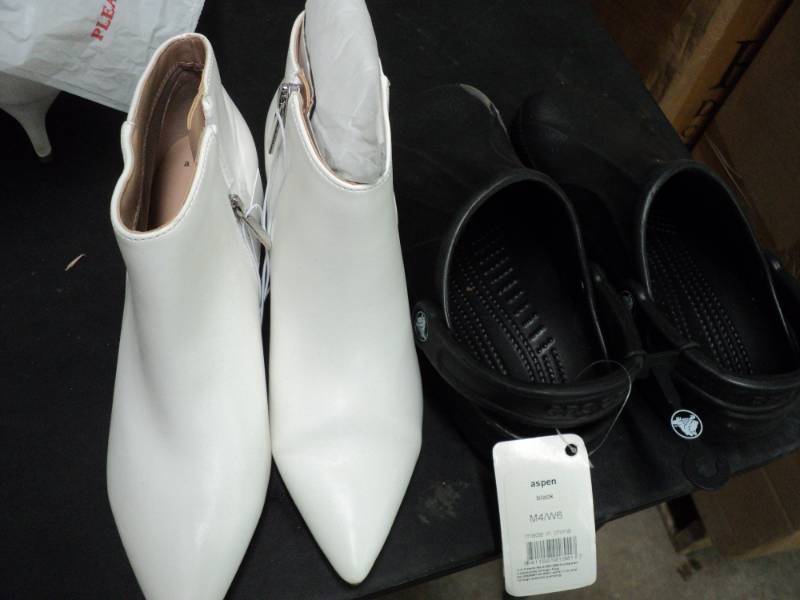 lot 225 image: Aspen Crocs Size W 6 and White Boo...