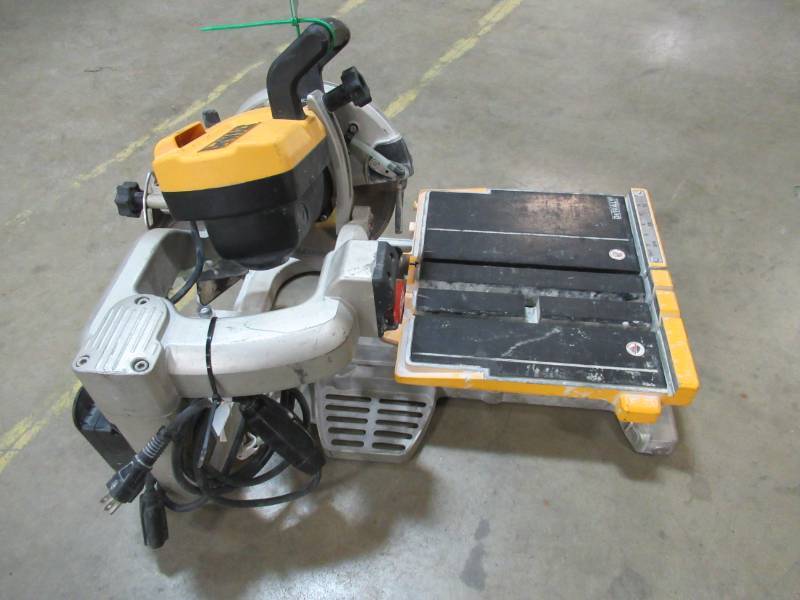 lot 17 image: Dewalt 10 in. Wet Tile Saw, D24000.