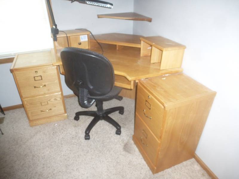 lot 4 image: Oak Office Desk & Chair