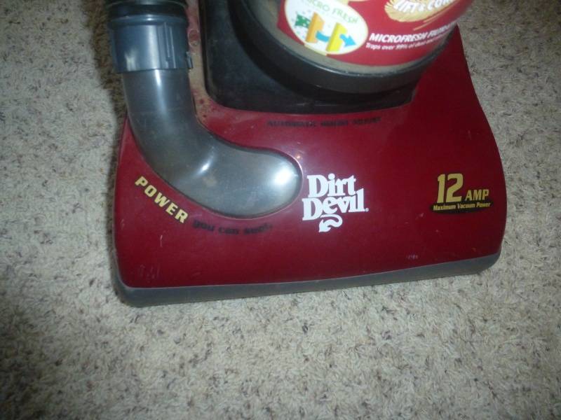 lot 17 image: Dirt Devil Vacuum