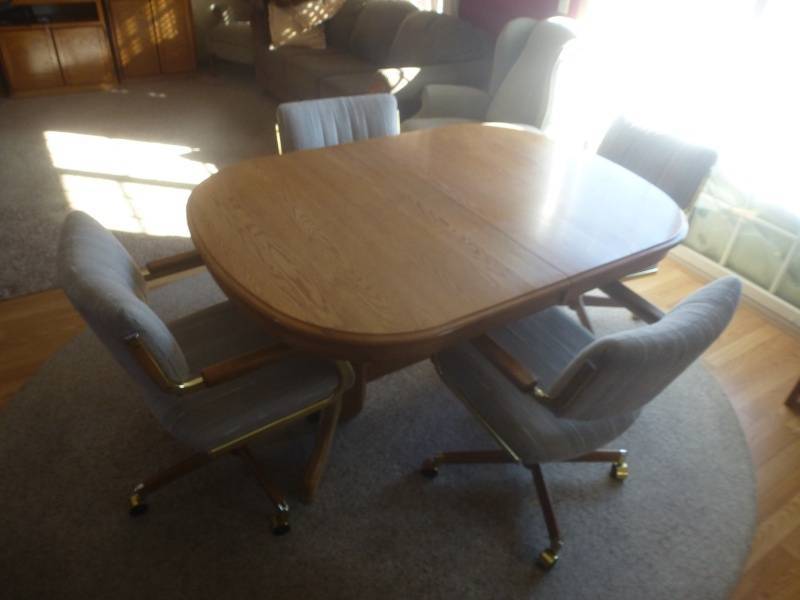 lot 19 image: Dinette Set Kitchen