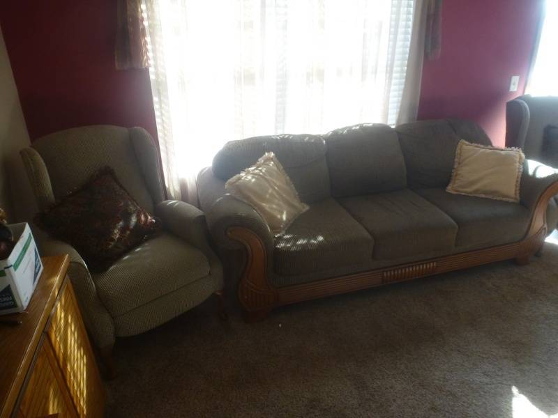 lot 20 image: Living Room Set