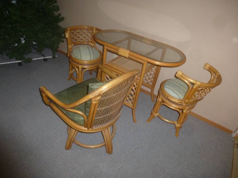 lot 25 image: Wicker Sit Tea Dinette