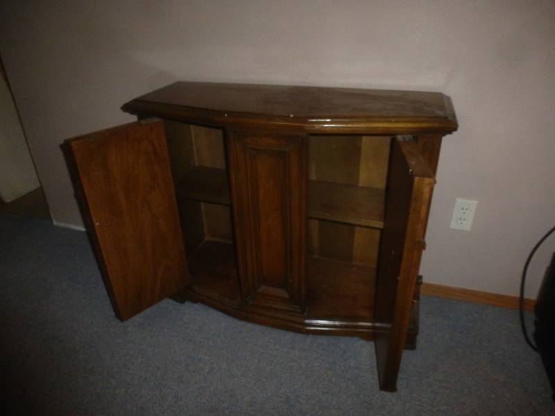 lot 28 image: TV Stand Cabinet