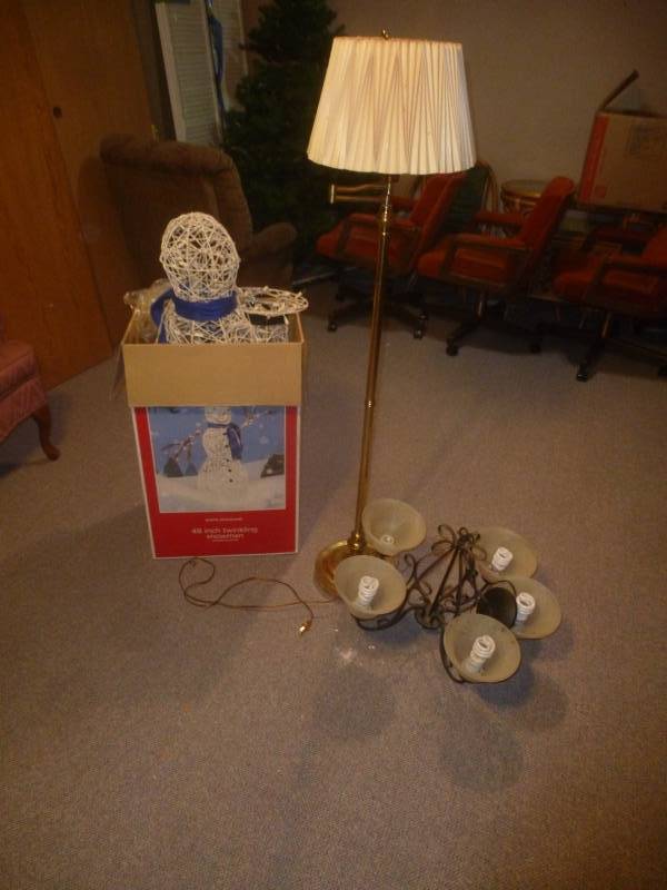 lot 34 image: Lighted Snowman & floor lamp