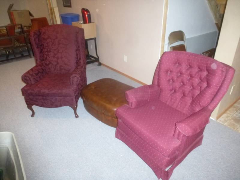 lot 38 image: Pink Reading Chair Set & Foot Rest