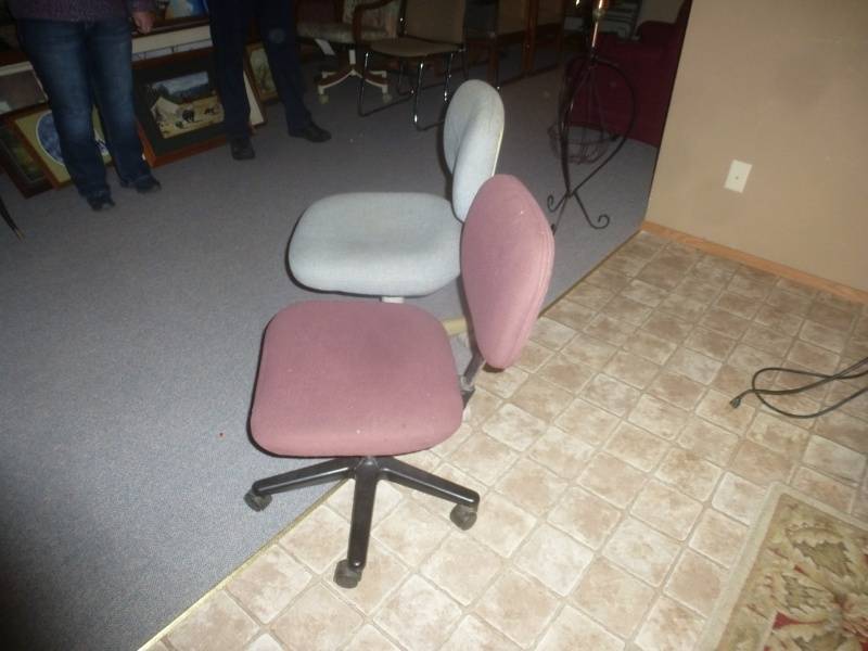 lot 44 image: Office Swivel Chairs