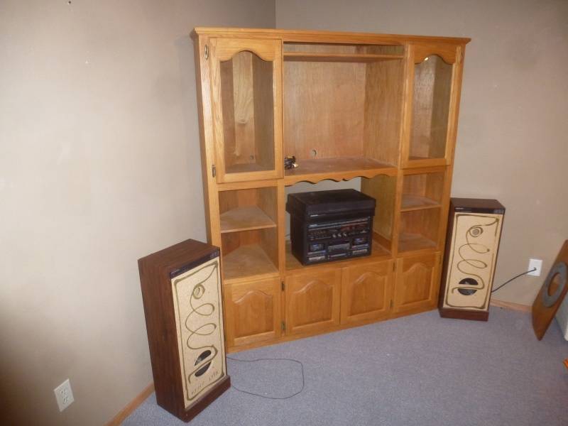 lot 82 image: Oak Entertainment Center