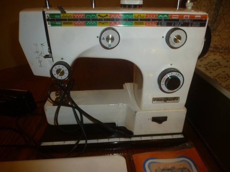 lot 93 image: Item # 45 Sewing Machiine