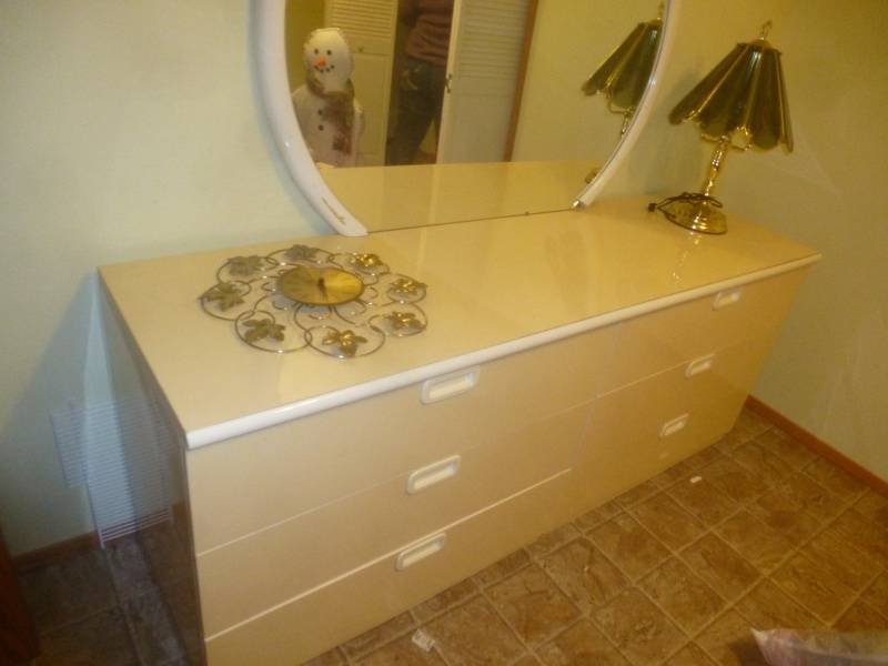 lot 102 image: Item 48 White Dresser & Mirror