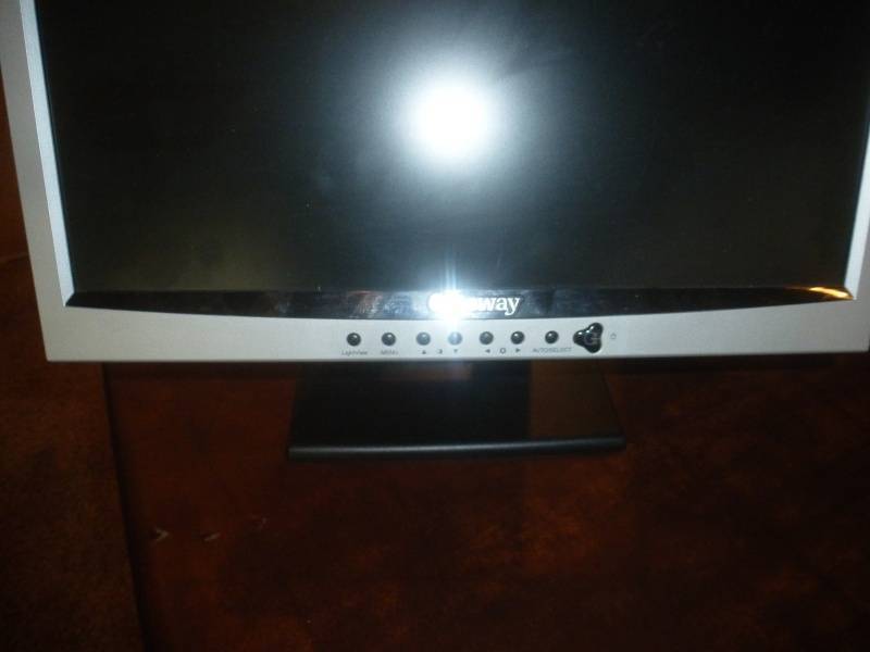 lot 109 image: Item # 54 Computer Monitors