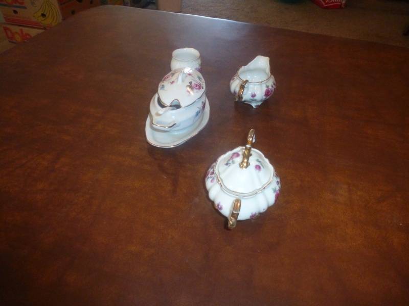 lot 117 image: Item #62 China Creamer set