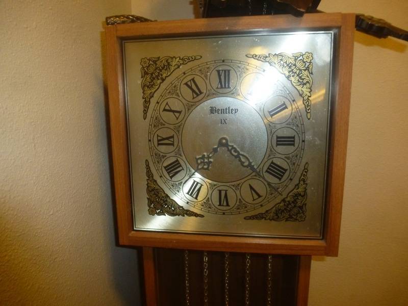 lot 137 image: Item # 82 Coo Coo Clock & Grand Father Clock