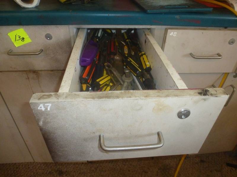 lot 194 image: Item # 139 Screw Drivers