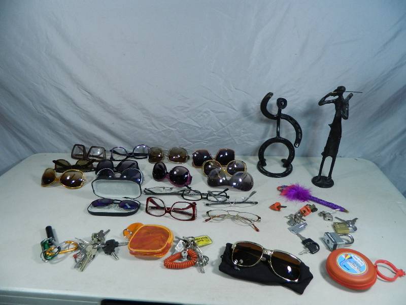lot 87 image: Assorted Collectibles