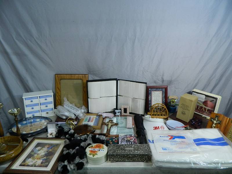 lot 131 image: Amtrak Souvenior Blanket and Decor