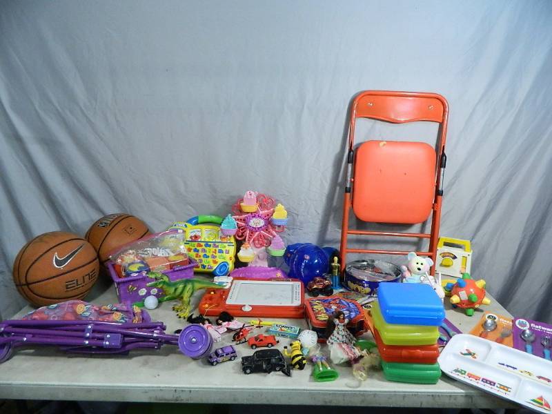 lot 134 image: Kids Dishes and Toys