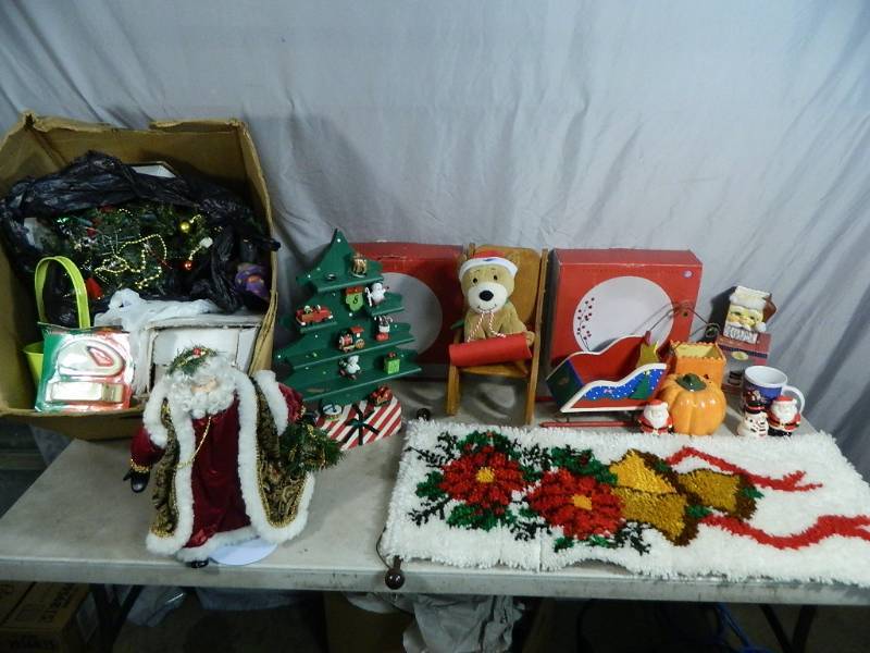 lot 150 image: Holiday Decor
