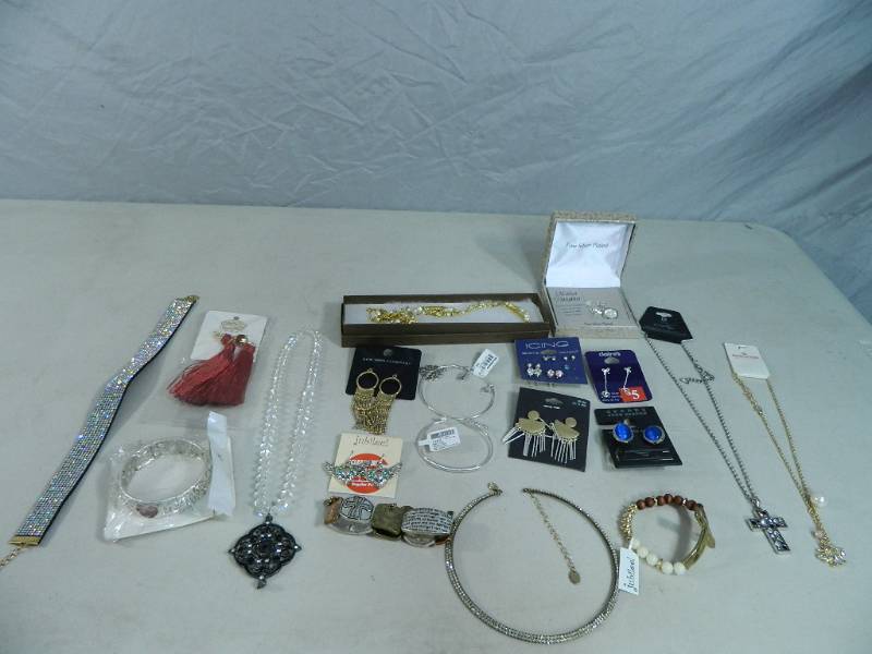 lot 7 image: Estate Jewelry