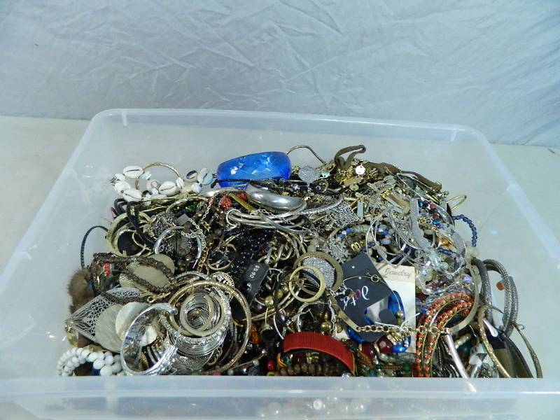 lot 8 image: Large Assortment of Jewelry