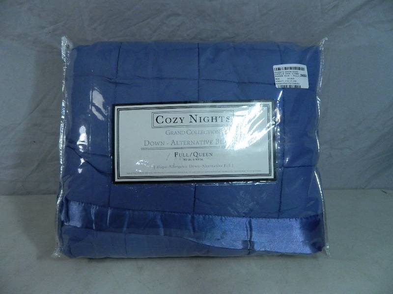 lot 12 image: New Down Alternative Blanket