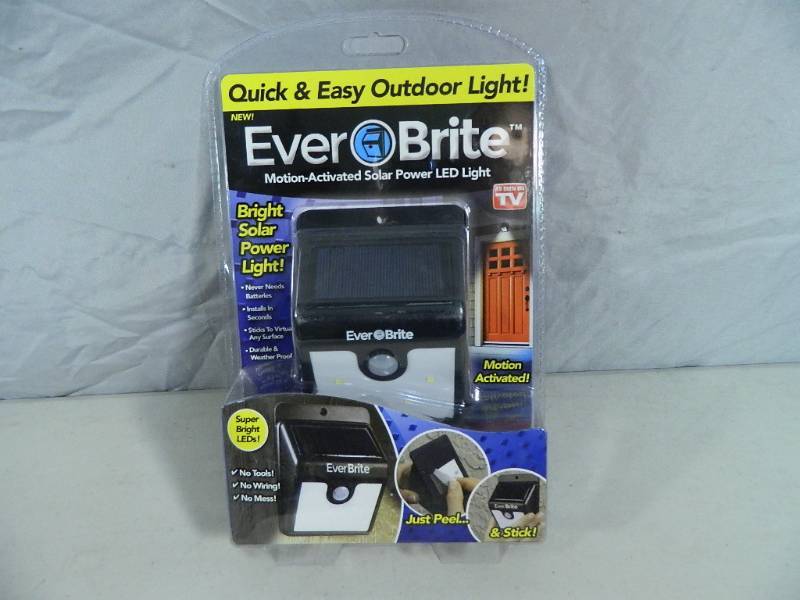 lot 40 image: New Ever Brite Solar Powered Light