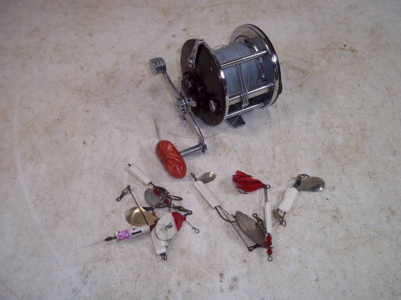 Vintage Penn peer reel and 4 Lures