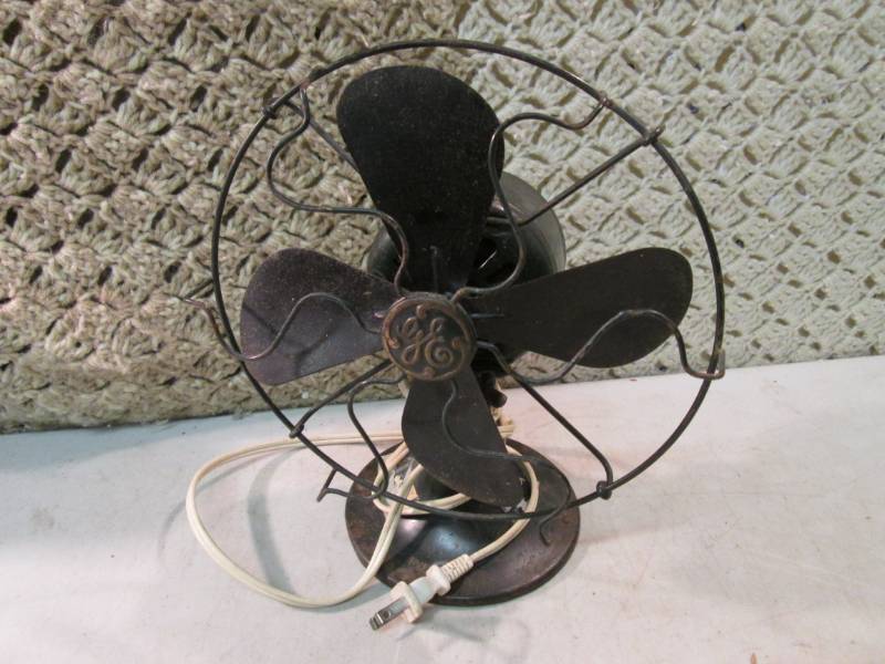 lot 9 image: Vintage All Metal 8 GE Electric Fa...