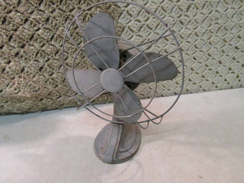 lot 10 image: Vintage All Metal 8 Electric Fan  ...