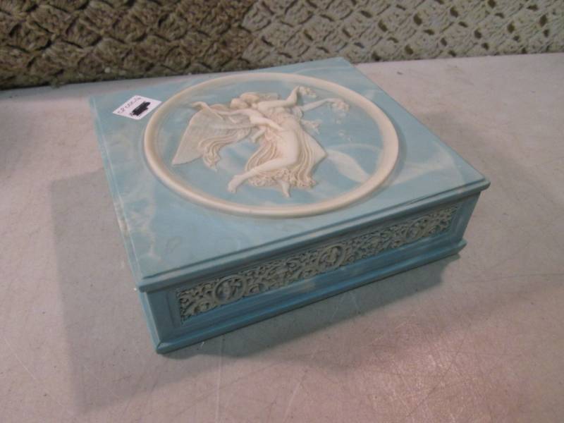 lot 19 image: Vintage Genuine Incolay Stone Trink...