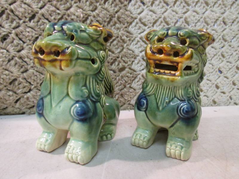 lot 22 image: Pair of Vintage Ceramic Figures 5 1...