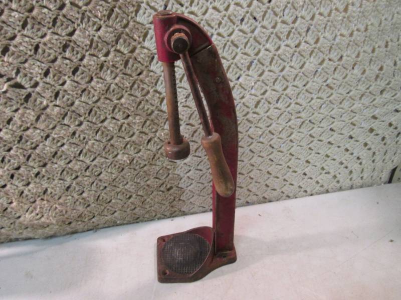lot 26 image: Vintage Bottle Press  RMDR...