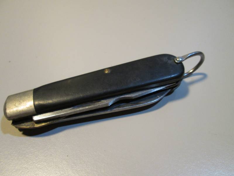 lot 63 image: Vintage Camillus 2-Blade Pocket Kni...