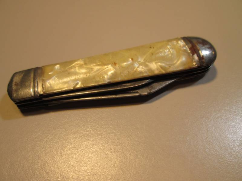 lot 96 image: Vintage Imperial 2-Blade Pocket Kni...