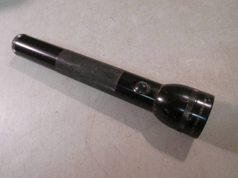lot 123 image: 12.5 Mag-Lite Flashlight  EC1...