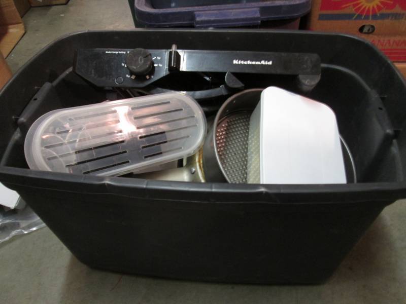 lot 181 image: Lot of Misc Kitchen Items See photo...